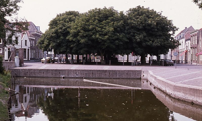 DIA16141 Zicht op de haven en de Markt van Heenvliet; ca. 1976