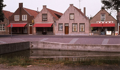 DIA16144 Winkels en woningen langs de Markt; ca. 1976