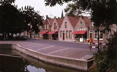 DIA16146 Winkels en woningen langs de Markt; ca. 1976