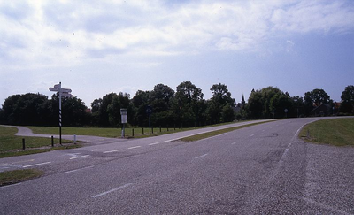 DIA16208 Kijkje op het dorp vanaf de Toldijk, links het fietspad richting de Groene Kruisweg; ca. 1976