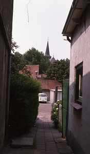 DIA16240 Doorkijkje vanaf de Vissersdijk richting de kerk; ca. 1976