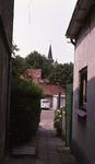 DIA16240 Doorkijkje vanaf de Vissersdijk richting de kerk; ca. 1976