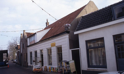 DIA16262 Kijkje in de Vissersdijk, dierenwinkel; ca. 1993