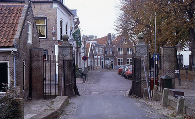 DIA16290 Het Tolhek en kijkje op de woningen langs de Markt; ca. 1993