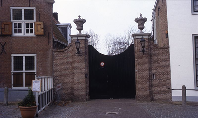 DIA16295 De poort naast het Ambachtsherenhuis, die toegang geeft tot het achterliggende park; ca. 1993