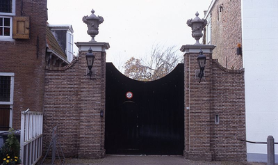 DIA16296 De poort naast het Ambachtsherenhuis, die toegang geeft tot het achterliggende park; ca. 1993