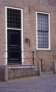 DIA16311 Toegangsdeur aan de zijkant van het voormalige gemeentehuis van Heenvliet; ca. 1993