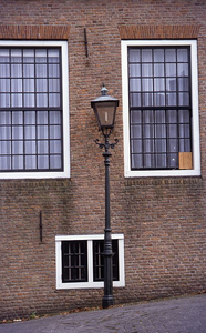 DIA16312 De zijkant van het voormalige gemeentehuis van Heenvliet; ca. 1993