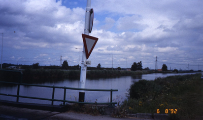 DIA16363 De vroegere 2e Vlotbrug over het Kanaal door Voorne, nu een vaste brug; 6 augustus 1992
