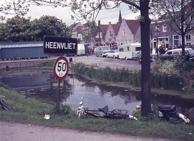 DIA16375 De haven en Markt van Heenvliet; ca. 1970