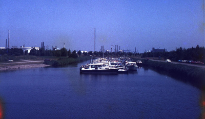 DIA16376 Kanaal door Voorne, gezien vanaf Wieldijk richting het noorden. Met meerplaats voor plezierboten; ca. 1990