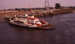 DIA18033 Het veer Jacqueline tussen Hekelingen - Nieuw-Beijerland; ca. 1980