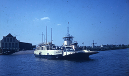 DIA18034 Het veer Jacqueline tussen Hekelingen - Nieuw-Beijerland; ca. 1980