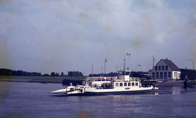 DIA18035 Het veer Jacqueline tussen Hekelingen - Nieuw-Beijerland; ca. 1980