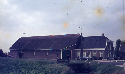 DIA18038 Boerderij langs het Moleneind; ca. 1980