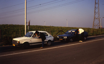 DIA18041 Studenten nemen een enquete af onder automobilisten die wachten op het veer Jacqueline tussen Hekelingen - ...