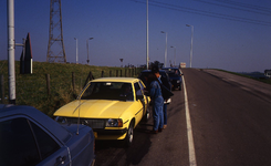 DIA18042 Studenten nemen een enquete af onder automobilisten die wachten op het veer Jacqueline tussen Hekelingen - ...