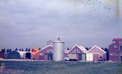 DIA18044 Loodsen langs het Moleneind, naast de plek waar vroeger de molen stond; ca. 1970