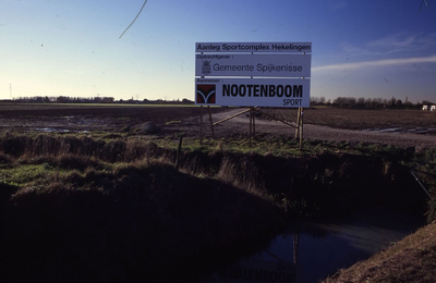 DIA18077 Bouwbord 'Aanleg Sportcomplex Hekelingen'; ca. 1999