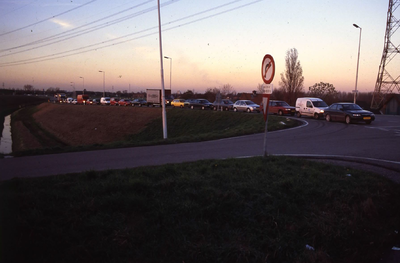 DIA18078 Auto's wachten op het veer Jacqueline tussen Hekelingen - Nieuw-Beijerland; ca. 1999