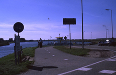 DIA18079 Auto's wachten op het veer Jacqueline tussen Hekelingen - Nieuw-Beijerland; ca. 1999