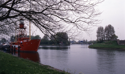 DIA20001 Het lichtschip Noordhinder ligt afgemeerd aan de Koopvaardijhaven, met een doorkijkje naar de Tramhaven; ca. 2000