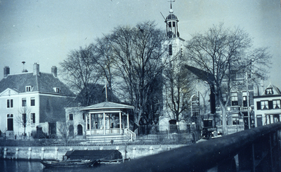 DIA20006 Kijkje op de Oostzanddijk, met het Landshuis, de muziektent en de hervormde kerk; ca. 1970