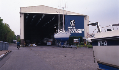 DIA20012 De loods van de jachtwerf van Arie den Boom. Met enkele plezierjachten op de voorgrond; ca. 2001