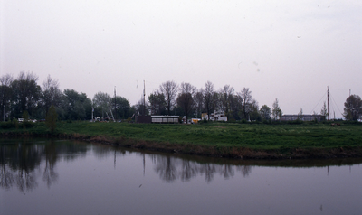 DIA20025 Kijkend vanaf de Kippebrug naar het Land van Paling, met op de achtergrond het toiletgebouw aan de ...