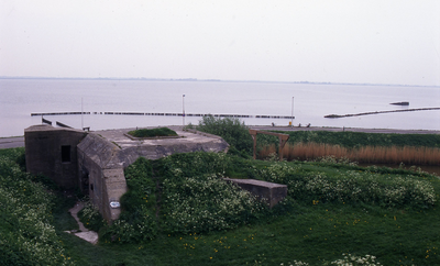 DIA20033 Op de voorgrond een Duitse bunker uit de Tweede Wereldoorlog. Op de achtergrond de rede van Hellevoetsluis; ca. 2001