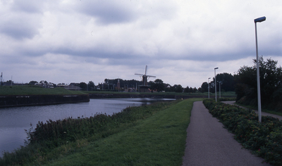 DIA20041 Zicht op het het koningsbolwerk met revetementsmuren en oreillons (ronde uitbouw aan de schouderhoeken van een ...