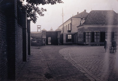 DIA20043 Ingangspoort van de Rijkswerf naast de voormalige machinistenschool met luidklokje voor de pauze's.; ca. 1930
