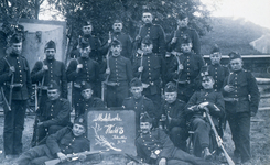 DIA20057 Groepsportret van gemobiliseerde soldaten: wacht 3, Hellevoetsluis 1 september 1914.; 1914