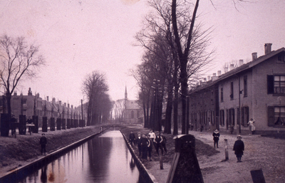 DIA20073 Kijkje op de Barakkensloot, de barakken en de katholieke kerk; ca. 1920