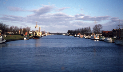 DIA20106 Kanaal door Voorne, gezien vanaf de brug; 1973