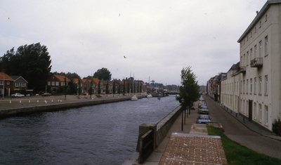 DIA20166 Kijkje op de Oostkade, met het marinehospitaal en de Haaven; ca. 1983