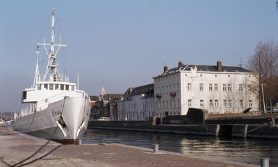 DIA20167 Kijkje op de Oostkade, met het marinehospitaal en de Haaven en het schip Persia; ca. 1983