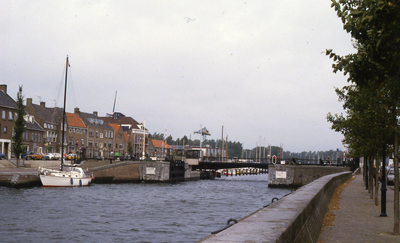 DIA20169 Kijkje op de Westkade en de brug over de Haaven vanaf de Oostkade; ca. 1983