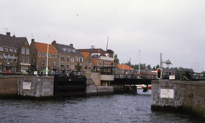 DIA20170 De schutsluis en de brug over de Haaven; ca. 1983