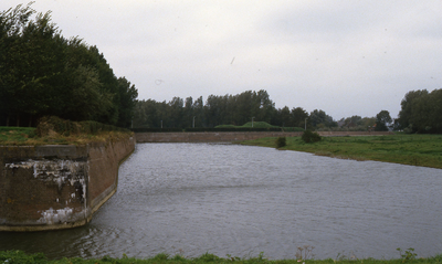 DIA20179 De vestinggracht, met op de achtergrond de Beekmansbrug en rechts het Land van Paling; ca. 1983