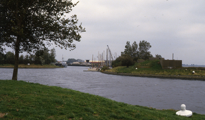 DIA20180 Het Kanaal door Voorne, met de ingang van de Veerhaven en het Mijnenmagazijn; ca. 1983