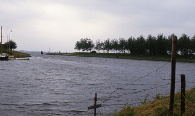 DIA20181 Het Kanaal door Voorne, gezien vanaf de ingang van de Veerhaven; ca. 1983