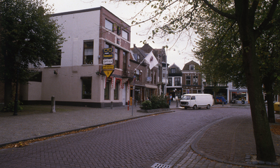 DIA20197 Kijkje op de Oostzanddijk, met het voormalige gemeentehuis; ca. 1983
