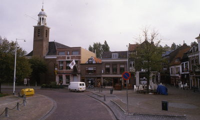 DIA20202 Kijkje op het Baantje, met de hervormde kerk en voormalige gemeentehuis; ca. 1983