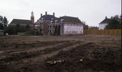 DIA20203 Kijkje op het terrein achter het Landshuis, waar de uitbreiding van het gemeentehuis plaats zal vinden; ca. 1983