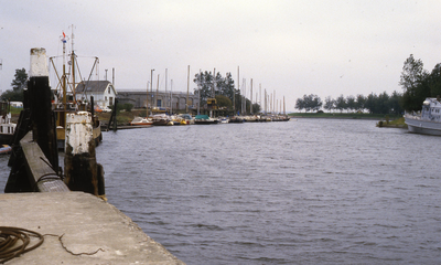 DIA20218 De Veerhaven met links het Mijnenmagazijn; ca. 1983