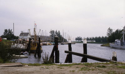 DIA20227 De Veerhaven met links het Mijnenmagazijn; ca. 1983