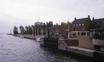 DIA20275 Kijkje op de Westkade vanaf de brug over de Haaven; ca. 1983