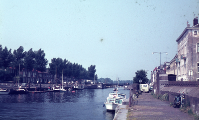 DIA20318 Kijkje op de Westkade, de Haaven en de Oostkade met de waterkering en het Marinehospitaal; ca. 1975