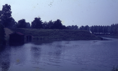 DIA20320 Kijkje op de vestinggracht vanaf de Brielse brug, met het botenhuisje; ca. 1975